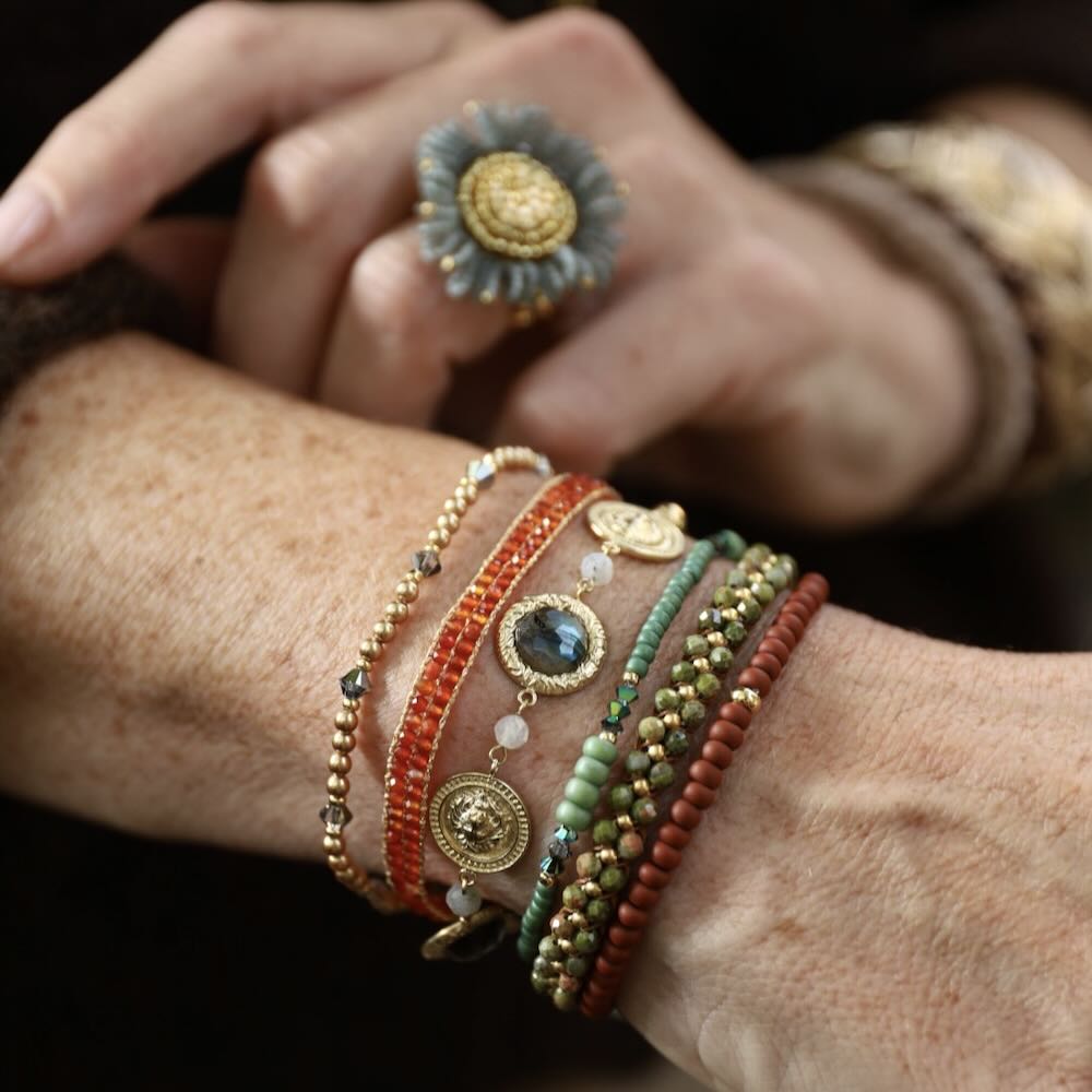 rose & camellia armband taupe round stones