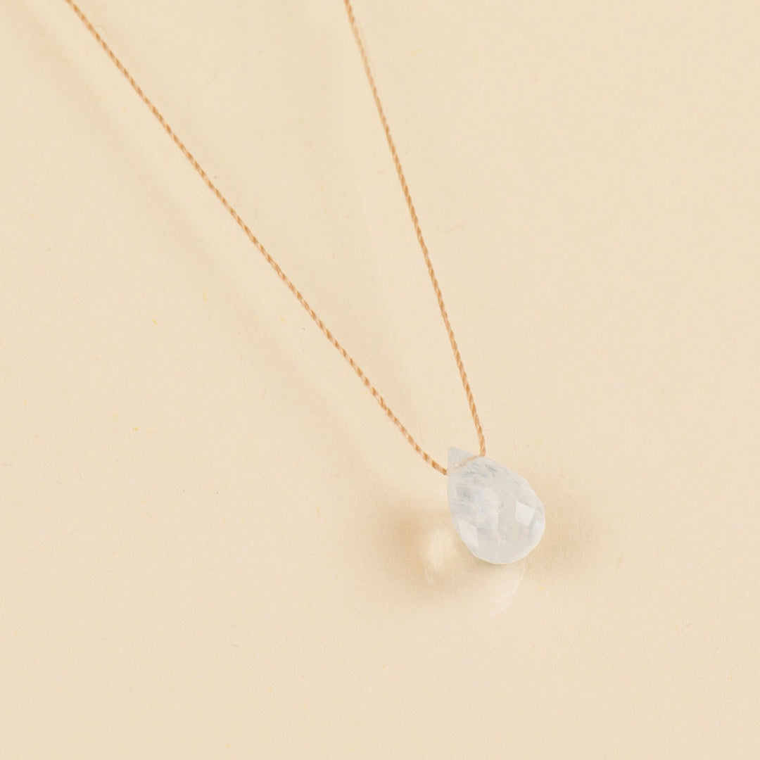 une a une ketting goutte pierre de lune blanc