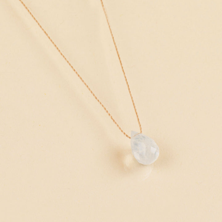 une a une ketting goutte pierre de lune blanc